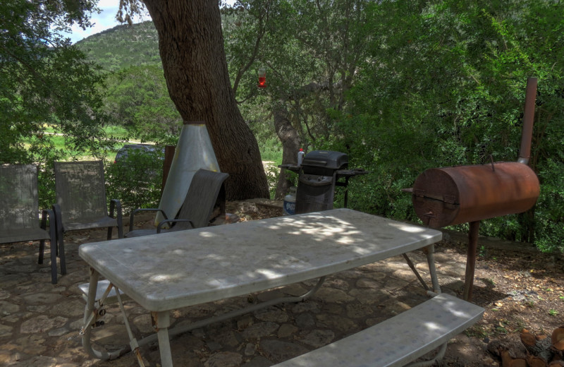 Cabin picnic area at Foxfire Cabins.