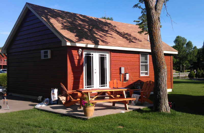 Cabin exterior at Appeldoorn's Sunset Bay Resort.