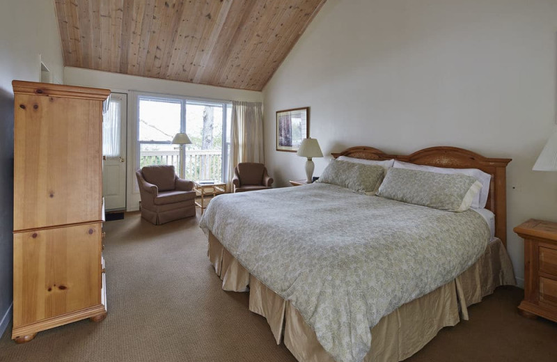 Guest room at Sir Sam's Inn and WaterSpa.