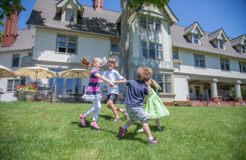 Kids running outside The Inn at Stonecliffe. 