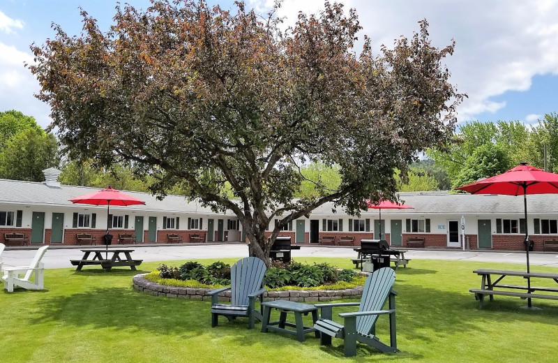 Exterior view of Top Notch Inn.