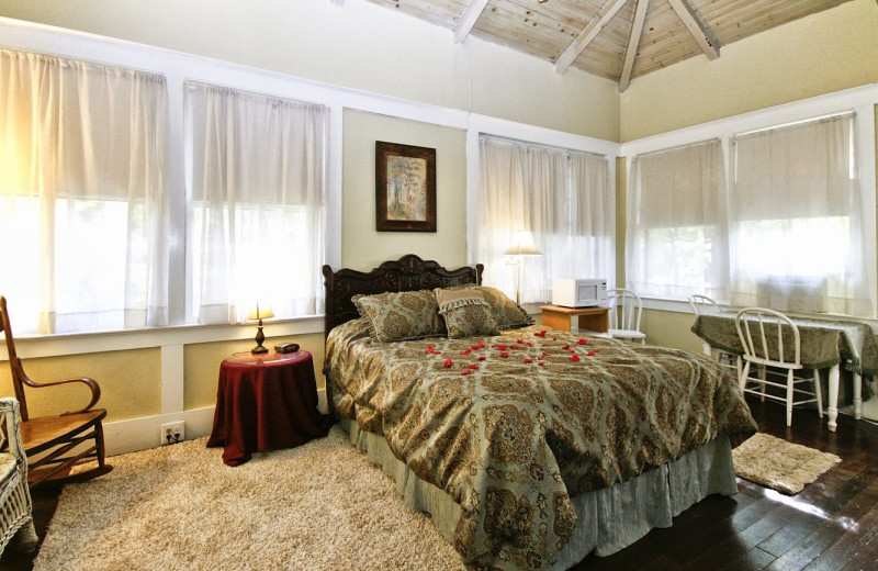 Cabin bedroom at Spicer Castle Inn.