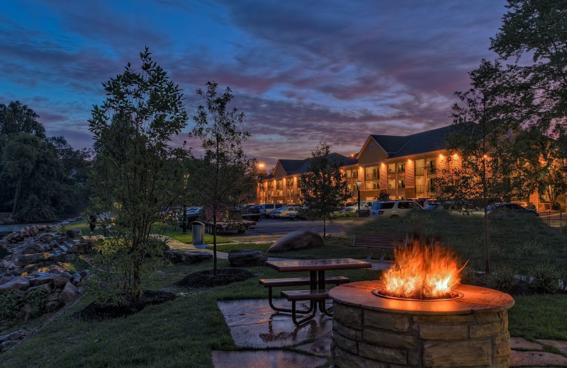 Exterior view of Econo Lodge Riverside.