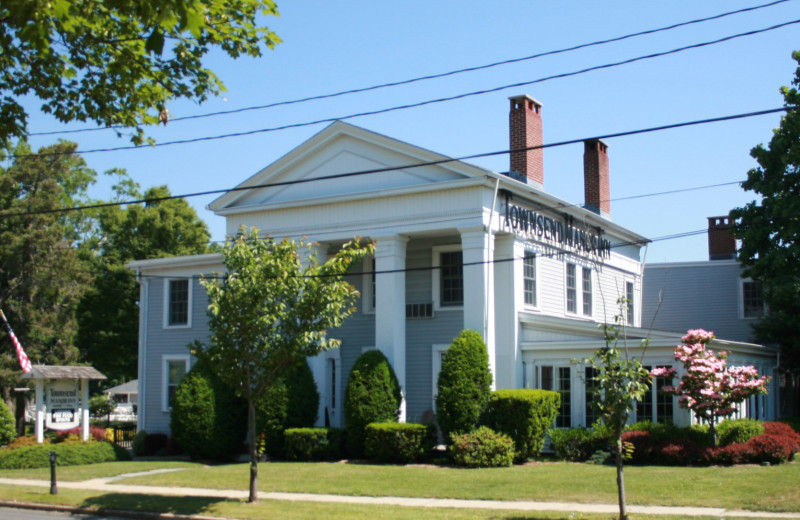 Exterior view of Townsend Manor Inn.