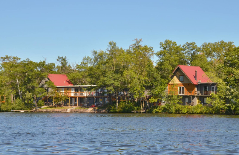 Exterior view of Curriers Lakeview Lodge.