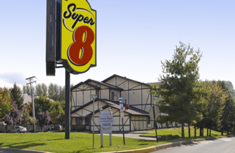 Entrance to the Super 8 Motel of East Stroudsburg