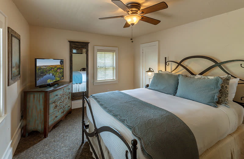 The Farmhouse at Gervasi Vineyard - Queen Bedroom