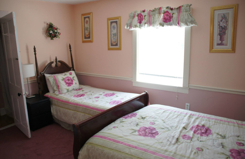 Guest room at Admiral Weaver Inn.