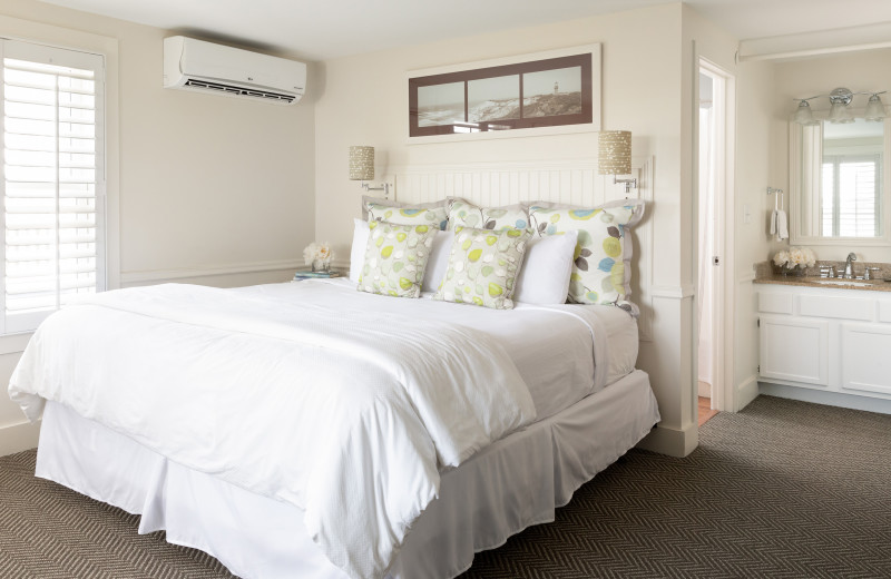 Guest bedroom at Vineyard Square Hotel & Suites.