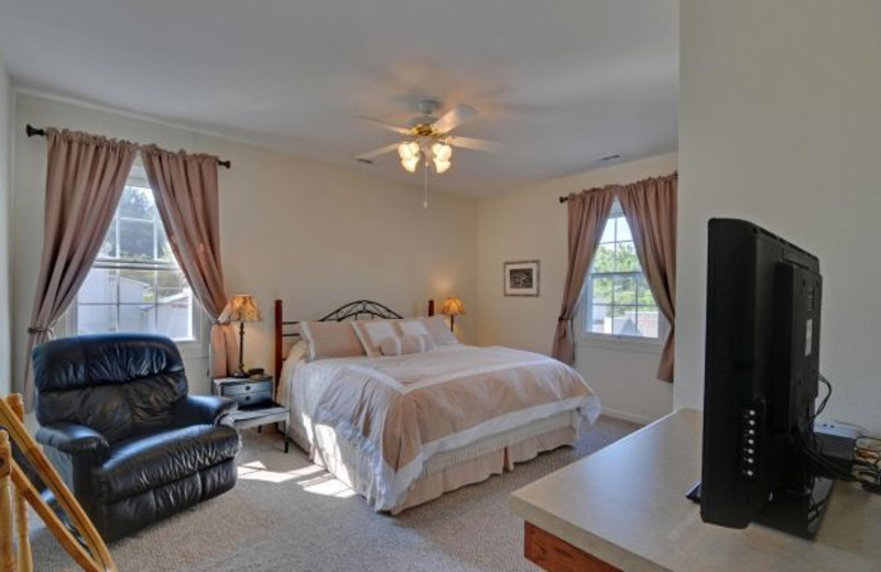 Guest room at Mountain Top Downtown Lodging.