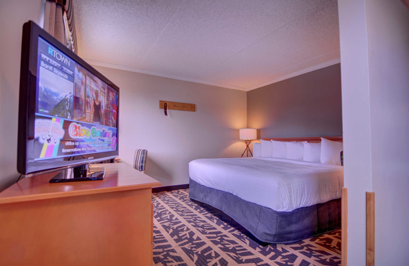 Guest bedroom at Inns of Banff.