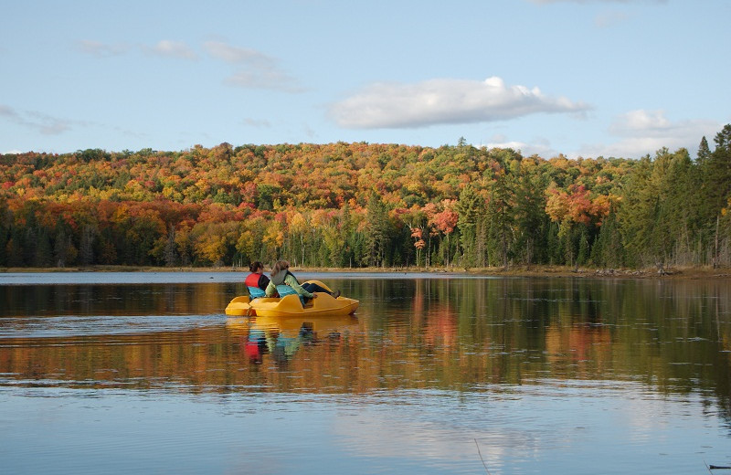 Lake activities at Algonquin Eco-Lodge.