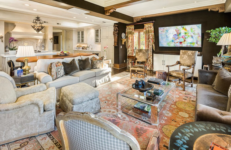 Lounge at Lakes Inn at Dunvilla.
