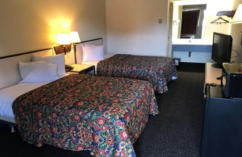 Guest room at Key Inn Motel - Woodbury.