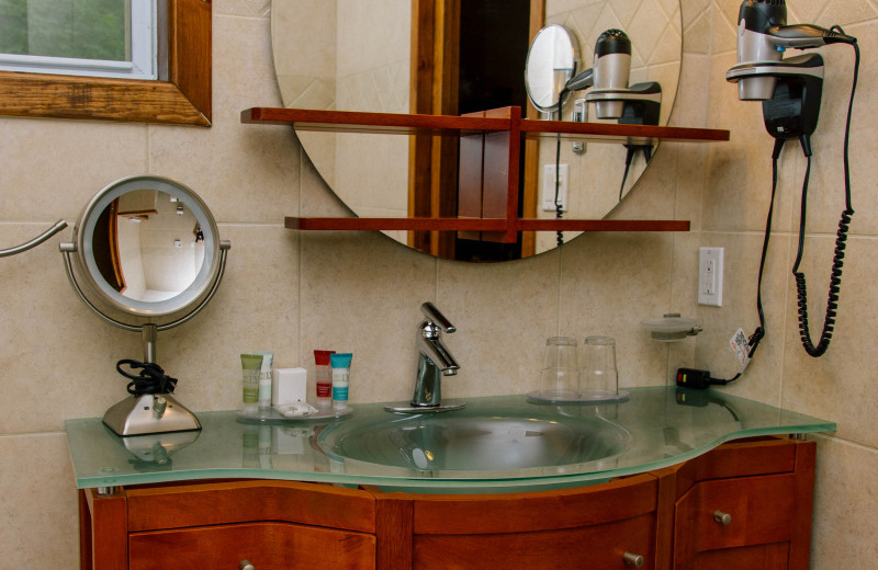 Guest bathroom in the Deluxe Studio at Heather Lodge. 