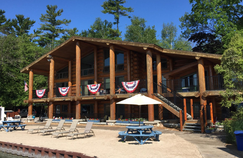 Exterior view of Glen Craft Marina and Resort.