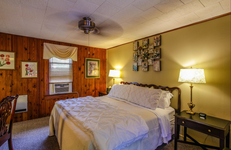 Guest room at Mountainaire Inn and Log Cabins.