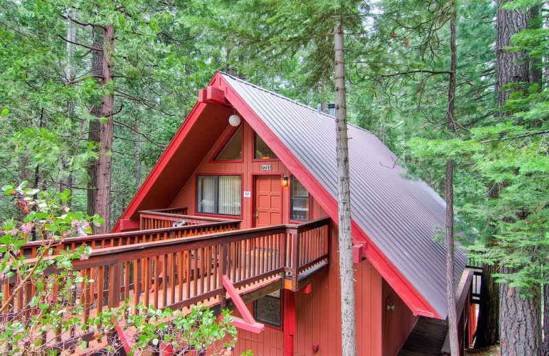 Rental exterior at Yosemite's Scenic Wonders.