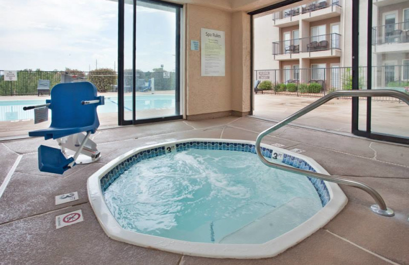 Handicapped accessible jacuzzi at Branson 76 Central Holiday Inn Express.