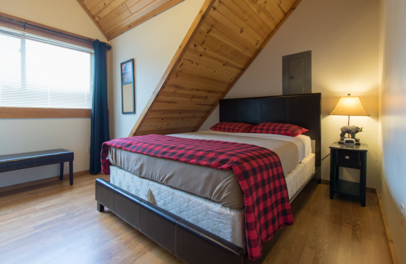 Guest bedroom at Warrens Lodging.