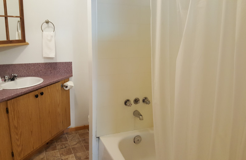 Cabin bathroom at Sejour Kouchibouguac Resort.