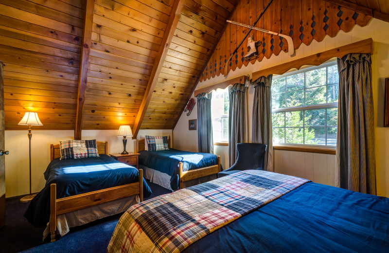 Cabin bedroom at Arrowhead Pine Rose Cabins.