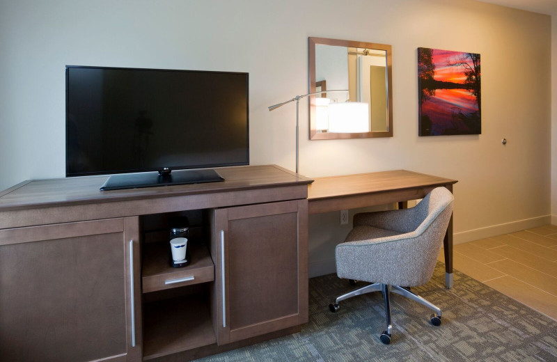 Guest room at Spicer Green Lake Resort.