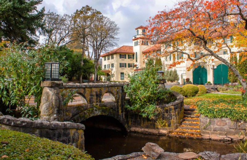 Exterior view of Columbia Gorge Hotel.