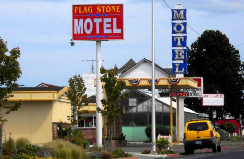 Exterior view of Flagstone Motel.