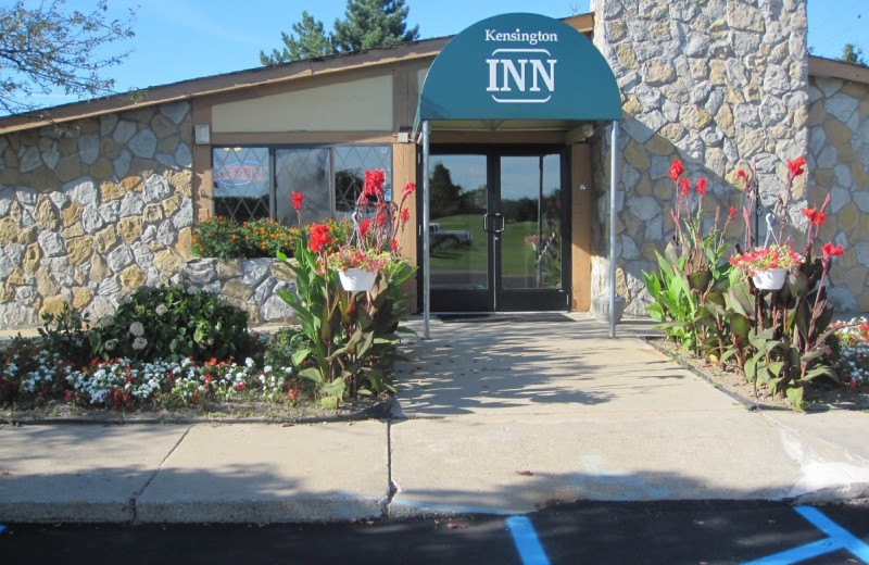 Exterior view of Kensington Inn.
