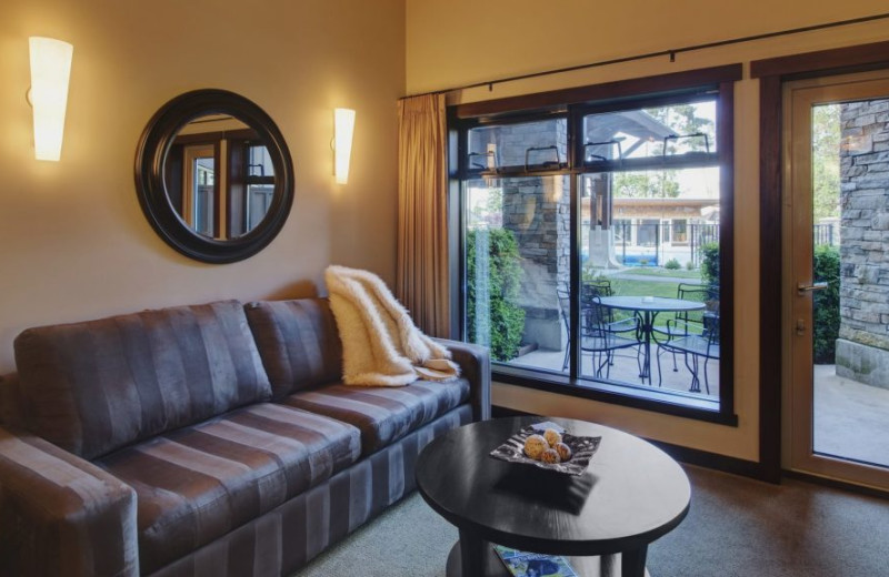 Guest living room at Sunrise Ridge Waterfront Resort.