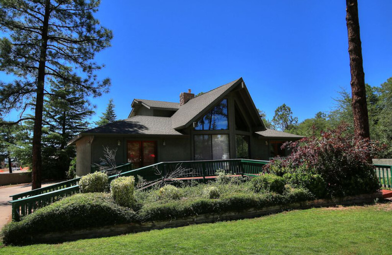 Exterior view of Majestic Mountain Inn.