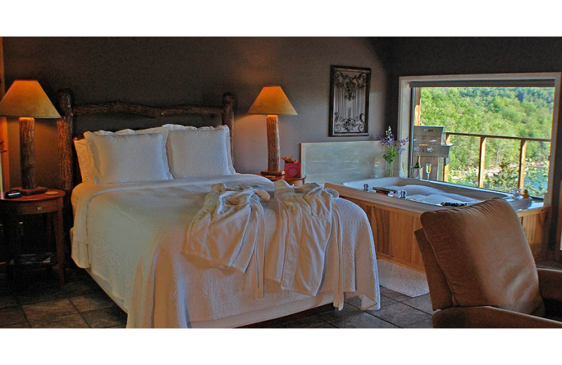 Guest bedroom at Beaver Lakefront Cabins.