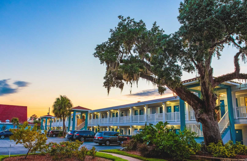 Exterior view of Southern Oaks Inn.