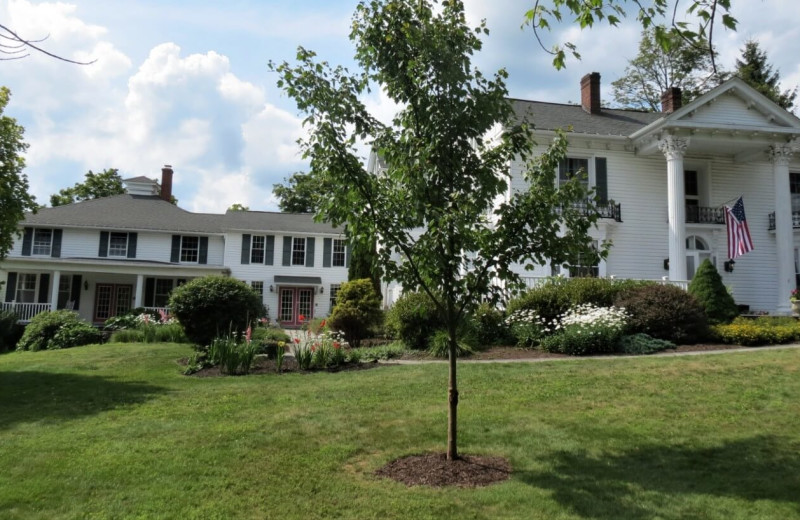 Exterior view of Rosemont Inn Bed 