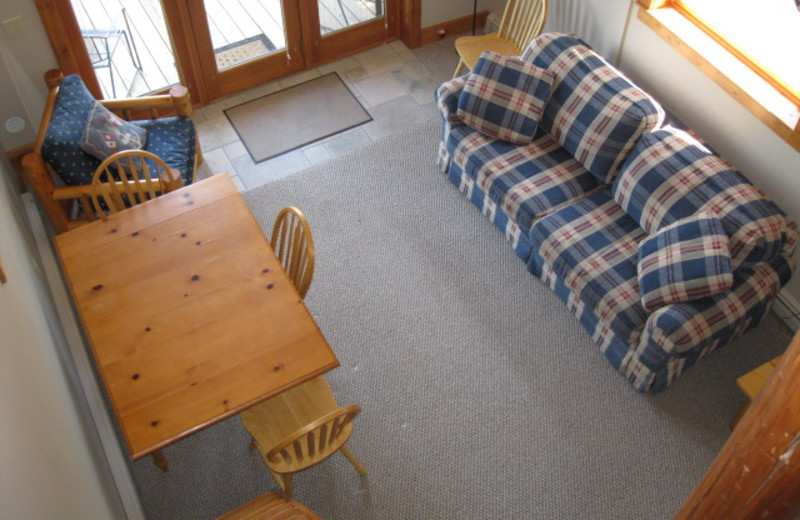 Guest living room at Glen Craft Marina and Resort.