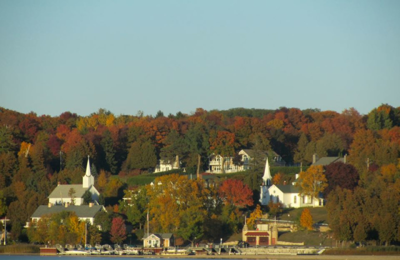 Exterior view of Waterbury Inn Condominium Resort.
