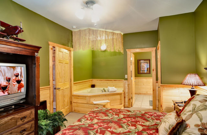 Jacuzzi king bedroom at Alpine Mountain Chalets.