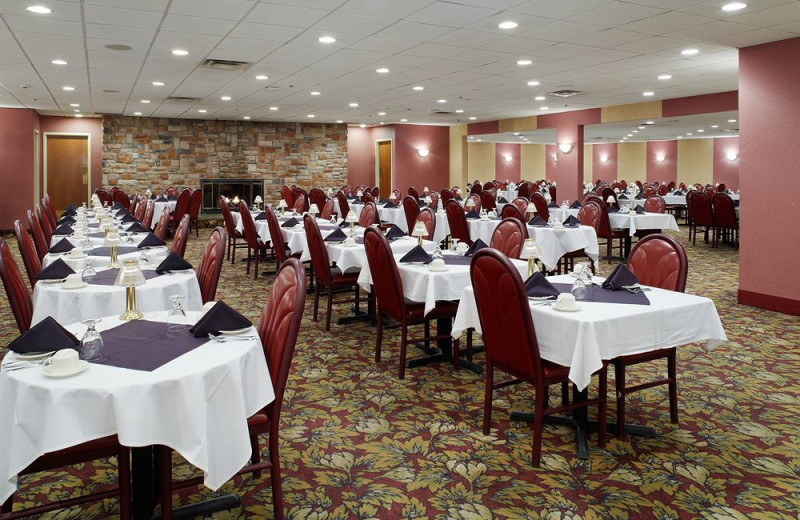 Dining at Cove Haven Entertainment Resorts.