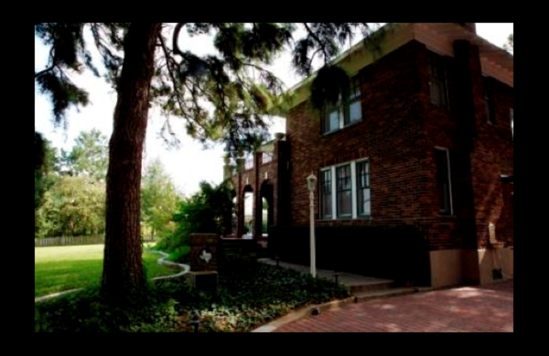 Exterior view of Far View Bed & Breakfast Inn.