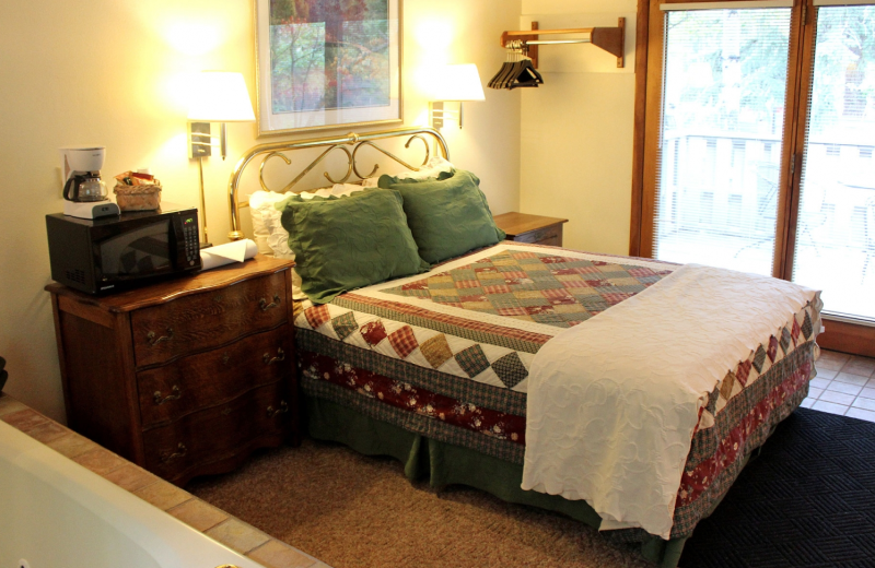 Suite bedroom at Sunnyside Knoll Resort.