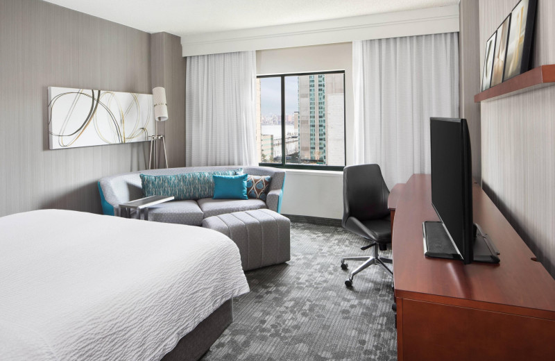 Guest room at Courtyard by Marriott Jersey City / Newport.