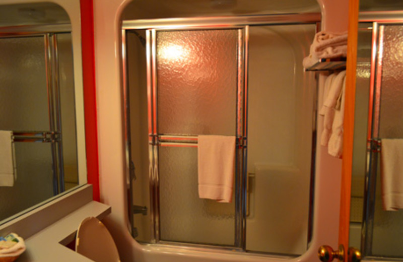 Bathroom View at Mendon Mountainview Lodge