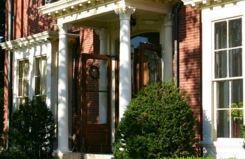 Exterior view of Jeremiah Mason Bed & Breakfast.