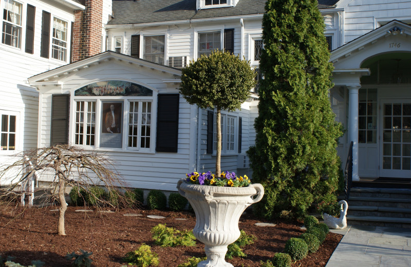 Exterior view of Roger Sherman Inn.