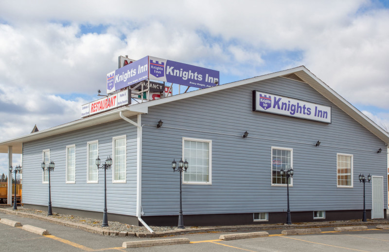 Exterior view of Atlantic Inn Woodstock.