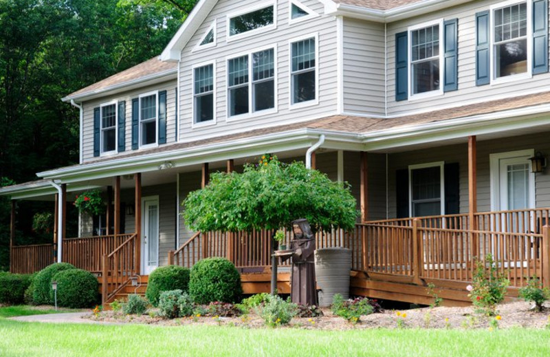 Exterior view of Moondance Ridge Bed & Breakfast.