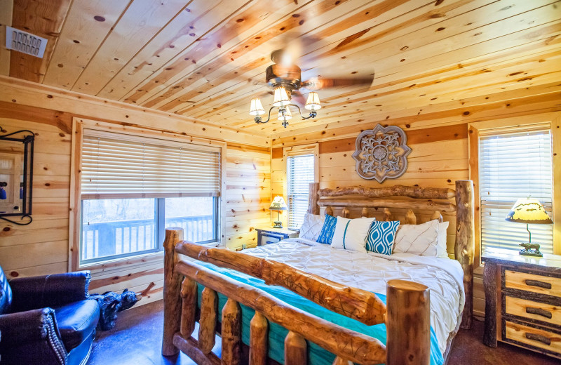 Cabin bedroom at Blue Beaver Luxury Cabins.