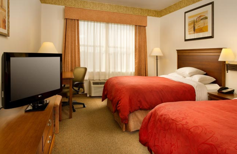 Double guest room at Country Inn & Suites Chambersburg.