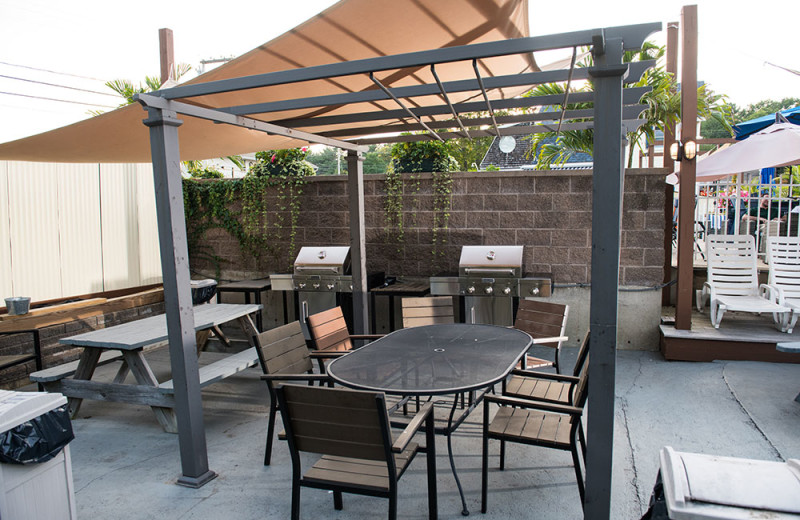 Picnic tables and BBQ at Footbridge Beach Motel.